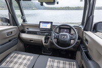 インテリアはブラウンとブラックでコーディネート。基本的な造形は普通の「N-BOX」と同じで、無印良品感のある落ち着いた空間だ。