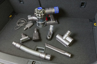 「Dyson V6 Car + Boat Extra」は6つのツールと「カーチャージャー」が同梱(どうこん)されている。クルマの車内は家に比べたら狭いスペースだが、シートの形状や隙間が多くあるので、掃除する箇所によってノズルを替えられるのは便利。
