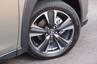 切削加工とダークグレーメタリック塗装が施された18インチアルミホイール。