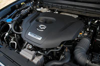 新設定の2.5リッター直4ガソリンターボエンジン。状況に応じて大小2つの排気流路を切り替える「ダイナミックプレッシャーターボシステム」を採用しており、大きな中低速トルクと優れた実燃費を実現している。