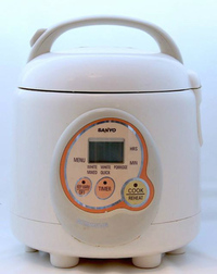 十数年以上にわたり活躍してくれたサンヨーの海外仕様炊飯器。理解するのに努力を要するデザインではあったが、イタリアのわが家にとって初の電気釜であった。