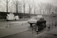 ダイムラー・ベンツ(当時)によるABSの開発風景。ポンピングブレーキを自動化するシステムの開発は古くから考案されていたが、電子制御の登場により初めて実用的なシステムとなった。