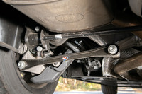 サスペンションはフロントがマクファーソンストラット式、リアがマルチリンク式。PSAのモデルでリアがマルチリンクとなっているのは、「プジョー508」と「DS 7クロスバック」しかない。