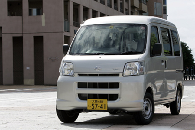 【スペック】全長×全幅×全高=3395×1475×1875mm/ホイールベース=2450mm/車重=1010kg/駆動方式=MR/0.66リッター直3DOHC12バルブ(50ps/5900rpm、6.4kgm/4000rpm)+モーター(12.8ps/3000rpm、4.7kgm/1000rpm)/価格=221万5500円(テスト車=223万9650円/助手席SRSエアバッグ+1万5750円/リア3点式ELRシートベルト=8400円)