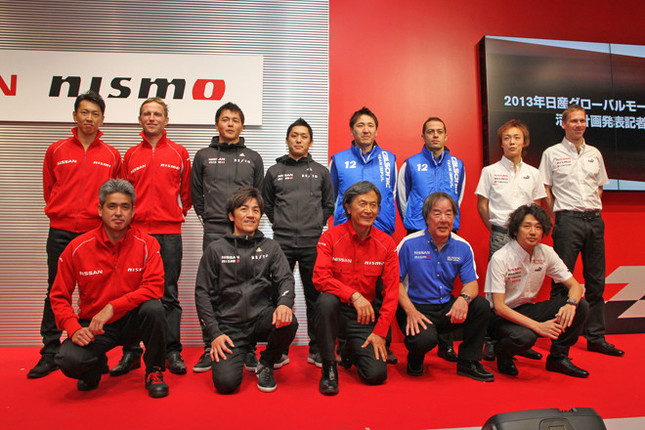 柿元総監督を中心に、SUPER GTのGT500クラスに参戦する4チームの監督とドライバーたち。