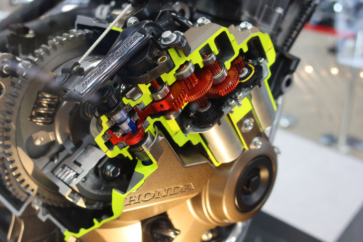 自動変速システム「Honda E-Clutch」の展示。