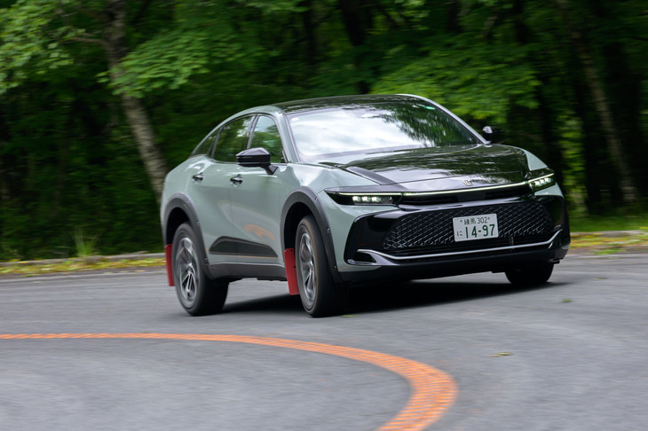 オールテレインタイヤ装着によってオンロードでの絶対的なグリップ力は低下しているが、後輪操舵の「DRS」のおかげでワインディングロードもストレスなく走れる。