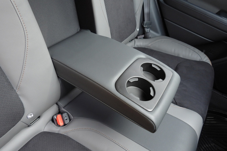 スバル・フォレスター スポーツEX(リアセンターアームレスト)