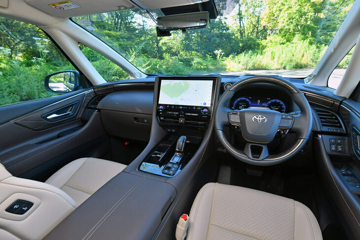 インテリアの仕立ては、一般的なミニバンのイメージとは一線を画す上質なもの。装飾パネルや表皮など、各部の素材はモデルやグレードに応じて使い分けられている。(写真:峰 昌宏)