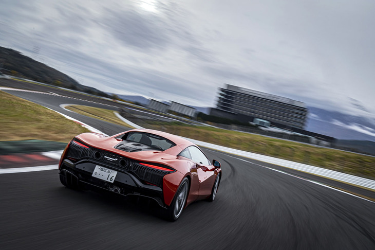 さまざまなメーカーが掲げる「意のままの走り」という標語。それを非常に高いレベルで実現しているのがマクラーレンの製品群に通じる特徴だ。この運転体験そのものが、マクラーレンというブランドのアイコンなのだろう。