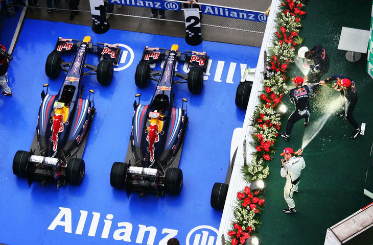 ニューウェイがレッドブルに加入したのは2006年。それから4シーズン目、チーム創設からは5シーズン目にあたる2009年の中国GP(写真)で、レッドブルは悲願の初優勝を遂げた。セバスチャン・ベッテルとマーク・ウェバーは、ニューウェイの手がけた「RB5」を駆り1-2フィニッシュを達成。これを機に120もの勝利を飾り、13のタイトルを獲得する強豪チームにまで成長、その成功を支えてきたひとりがニューウェイだった。(Photo=Getty Images / Red Bull Content Pool)