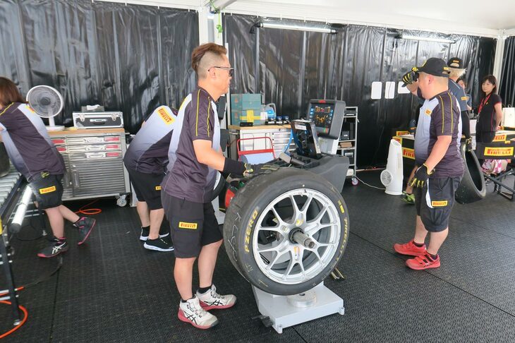レースと同等の体制で「フェラーリ・レーシング・デイズ」をバックアップしているというピレリ。持参したタイヤは実に1000本。スタッフは15人で、1時間に100本のタイヤをセットできる体制を整えているという。