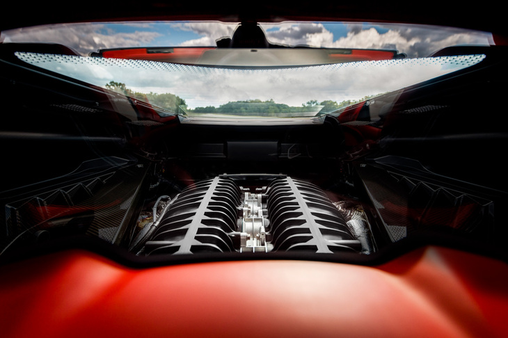 リアウィンドウ越しに見る「LT6」の図。右ハンドル仕様の「コルベット」は、大きなV8エンジンがリアに移り、フロントにステアリングシャフトの取り回しを変えられるだけのスペースができたことから実現したものだった。