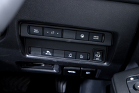 ステアリングホイールの右側にはスライドドアの開閉などのスイッチがずらりと並ぶ。ドライブモードセレクターもここにある。