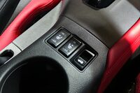 冬のドライブで重宝するシートヒーターは、スライド&リクライニングの電動調整機構ともども「バージョンT」「バージョンST」にしか装備されない。