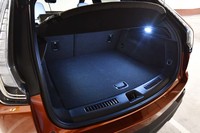 荷室の容量は637~1385リッター。大きな開口部は利便性のよさに寄与する。