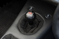 トランスミッションはコンベンショナルな5段MT。ストロークは非常にショートで、最小限の手の動きでギアが入る。