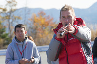 アカデミーの概要を説明するミハエル・クルム校長。「サーキット走行なので、普段は使わないABSなどの出番もあると思います。松田選手は日常的に使っているようですが」と、笑いを誘った。