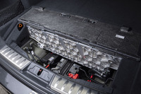 「F-PACE R-DYNAMIC HSE P400e」では、ラゲッジルームの床下にバッテリーが配置される。容量は19.2kWh。一充電で68kmのEV走行(WLTCモード)が行える。
