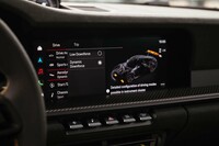 最新鋭のマシンらしく、さまざまな車両セッティングの内容は、センターモニター上に表示される。