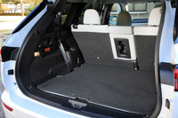 3列目シートは、写真のとおりフラットに格納が可能。この状態での荷室容量は、仕様に応じて634~646リッターとなる。2列シート仕様の荷室容量も基本的に同じだが、そちらには26リッターの床下収納が追加される。