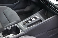 スイッチ式シフトセレクターのデザインは従来型と同じ。そのセレクタースイッチを中心に、上にスタート/ストップボタン、下にパーキングブレーキスイッチを配置する。日本仕様車には「スマートワイヤレスチャージング」が標準で装備される。