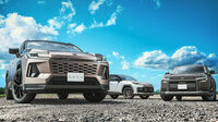 モデルによって3種類のフロントマスクを使いわける「RAV4」。スタンダードな仕様の顔は、今はやりのグラデーショングリルに、最新のトヨタ車に共通する“ハンマーヘッド”のヘッドランプの組み合わせだ(写真左)。