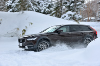 最低地上高は「V90」から55mmアップの210mm。写真のように新雪が積もったようなシチュエーションでも軽々と走破できた。