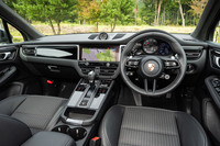 黒基調のインテリアには、ヒーター付きの「マルチファンクションGTスポーツステアリングホイール」や「スポーツクロノストップウオッチ」などを標準で装備。ブラックアルミニウム仕上げのエントランスストリップには、「Macan T」のロゴがあしらわれている。