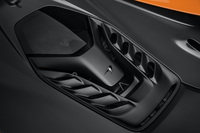 リアミドに搭載される最高出力928PS、最大トルク900N・mの4リッターV8ツインターボエンジン「MHP-8」は、固定式のリアフードに隠れてその姿をすべて見ることはできない。