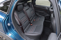 後席の左右幅は1453mmで、足元スペース、頭上まわりとも十分な空間を確保。背もたれにはセンターアームレストと60:40の分割可倒機構が備わり、多彩なシートアレンジが可能だ。