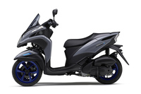 新色「ブルーイッシュグレーソリッド4」(写真)が採用された「トリシティ155 ABS」。前後輪ホイールがブルーのアクセントカラーで塗られている。