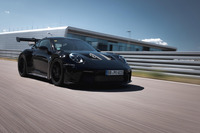 高回転型の自然吸気エンジンを搭載する新型「ポルシェ911 GT3 RS」。2022年8月17日に正式発表される予定だ。