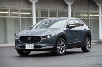 2019年9月20日に国内発表された「マツダCX-30」。今回試乗したガソリン車とディーゼル車は同年10月24日に発売されたが、「スカイアクティブX 2.0」搭載車は2020年1月以降の発売予定となっている。