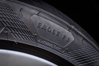 「イーグルF1アシメトリック5」は欧州で開発されたUHPタイヤで、製造も欧州で行われている。「EAGLE F1」のブランド名と「ASYMMETRIC 5」の製品名を組み合わせたサイドウォールのロゴは、グッドイヤーの最新CIを用いてデザインされたもの。