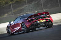 「720S」の車両価格は3338万3000円から。標準グレードのほか、上位グレードとして「パフォーマンス」と「ラグジュアリー」の計3タイプが用意される。