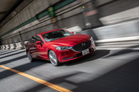 今回の改良では、パネルやトリムを透過して車内に侵入する音と、タイヤやサスペンション、ボディーを介して路面から伝わる音の双方を低減、遮断するだけでなく、車内における反射音の抑制にも腐心。静粛性の向上を図っている。