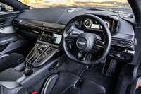 コックピットは、「DB12」に準じたデザインに刷新された。センターコンソールに埋め込まれた10.25インチのタッチ式ディスプレイや、押しボタン式からレバー式に改められたシフトセレクターが目を引く。