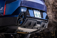 バンパーの下から、左右2本ずつ縦に配置された六角形のエキゾーストテールパイプが顔をのぞかせる。アクセルを踏み込んだ際のエキゾーストノートはワイルドで、スポーツモデルらしいボリュームと音質だった。