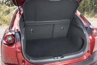 荷室の容量は5人乗車時で400リッター。60:40分割式の後席を倒すことで長尺物の積載に対応する。