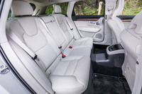 ロングホイールベースを生かしたゆとりある後席スペースも「V90」の自慢。リアのレッグルーム長は911mm、座面から天井までは966mmの高さが確保されている(数値は欧州発表値)。