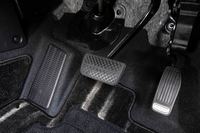 アクセルペダルにある「RFP」とは「リアクティブフォースペダル」の略称で、不経済な運転や滑りやすい路面、自動ブレーキ作動時などに、アクセルペダルに押し戻す反力を発生させる。ヴェゼルではハイブリッド全車に備わる。