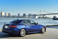 「スーパー」ではウィンドウモールディングがクロームに。タイヤサイズは前が225/45R18、後ろが255/40R18と異サイズになる。