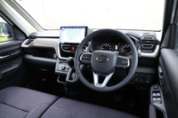 オーディオや操作系を低い位置に配置し、広い前方視界を確保したインストゥルメントパネル。奇をてらうことのないデザインで、シンプルでわかりやすい操作系が特徴だ。「RS」グレードには、シルバーステッチやシルバー加飾、メッキ加飾などが採用される。