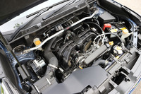 「フレキシブルタワーバー」が装着された「フォレスター」のエンジンルーム。