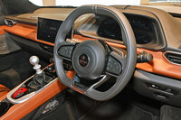 昨今のサプライチェーンの混乱もあり、日本向けの左ハンドル仕様は生産中止に。日本仕様の「エミーラ」はすべて右ハンドルとなる。