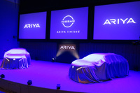 ステージ上でアンベールを待つ2台の「アリア」。コロナ禍のなか、こうした“リアルイベント”で新車を拝むのも久々である。