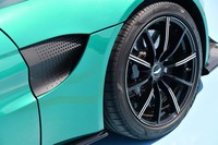 グロスブラックの鍛造アルミホイールと、パンチングを施したフラットブラックのサイドグリルは、オプション扱いとなる。