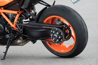 タイヤサイズは前が120/70ZR17 、後ろが200/55ZR17。同車専用に設計されたという「ブリヂストン・バトラックス ハイパースポーツS22」が装着される。