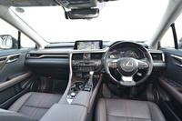 中央に12.3インチワイドディスプレイを据えた、直線基調のデザインのダッシュボード。上質さと先進性を融合させたとうたわれる。